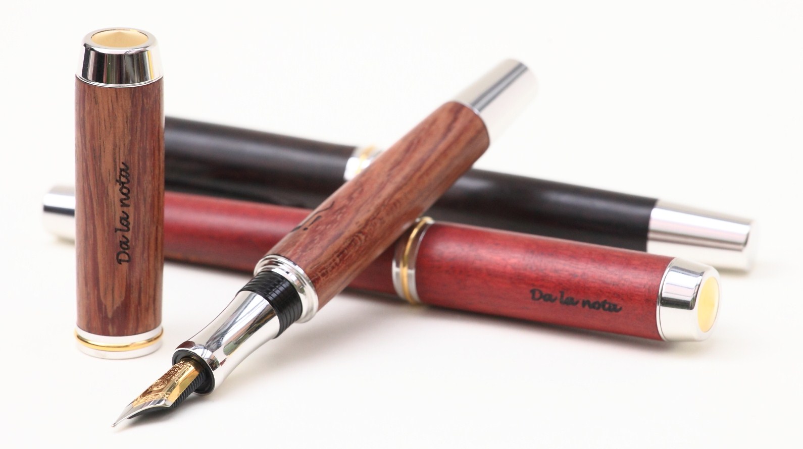 Pluma de madera de marfil rojo.