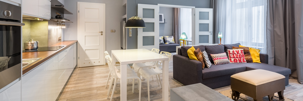 Doble puerta en blanco con cristales que separa la cocina y el salón del dormitorio.
