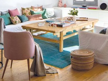 Salón decorado con una tendencia naturalista