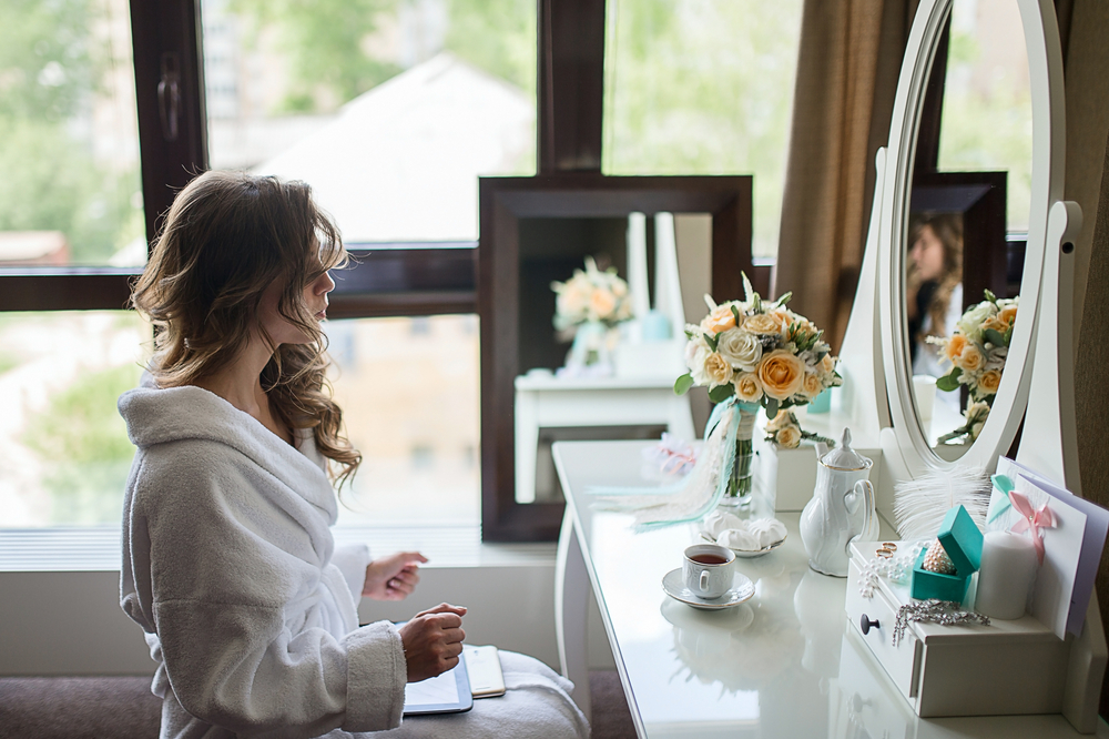 Tocador con espejo en blanco.