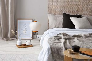 ¿Cómo decorar la pared con alfombras?