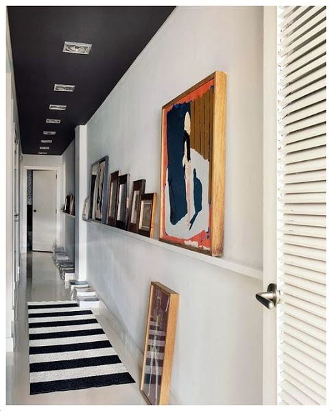 Alfombra de rayas blancas y negras en pasillo.