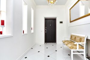 4 tipos de bancos para decorar recibidores