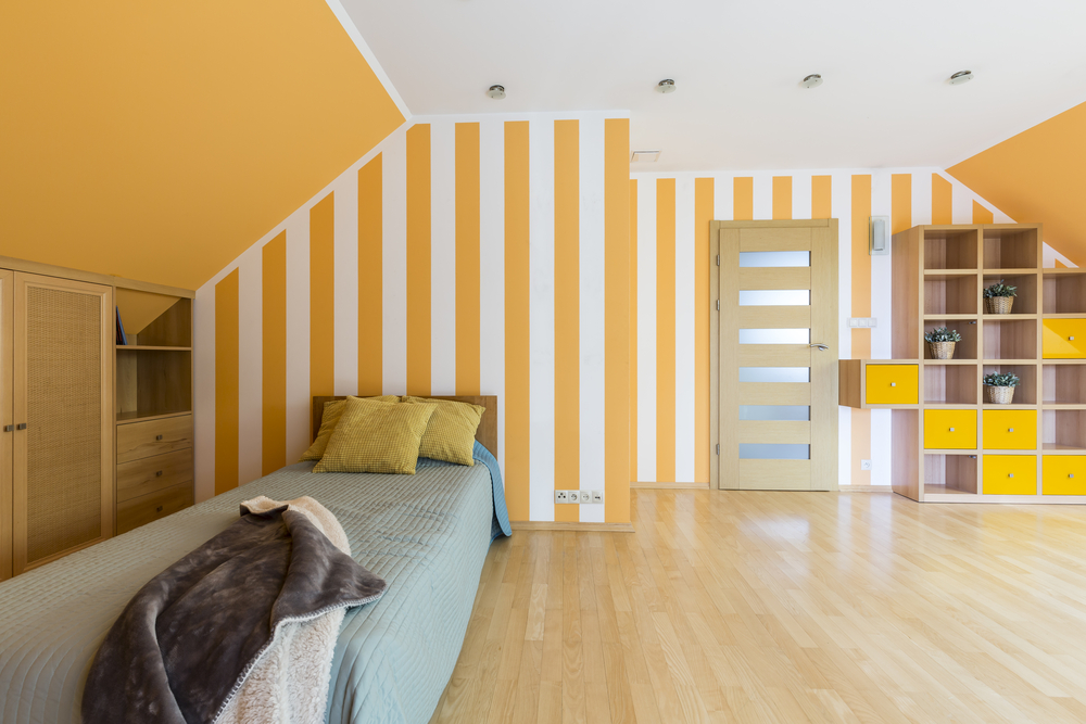 Decoration with vertical stripes in bedroom.
