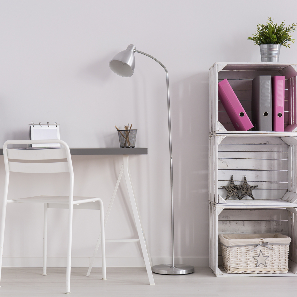 Flexo de pie para escritorio.