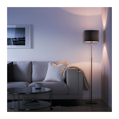 Lámpara Älang para colocar de pie con campana en negro.