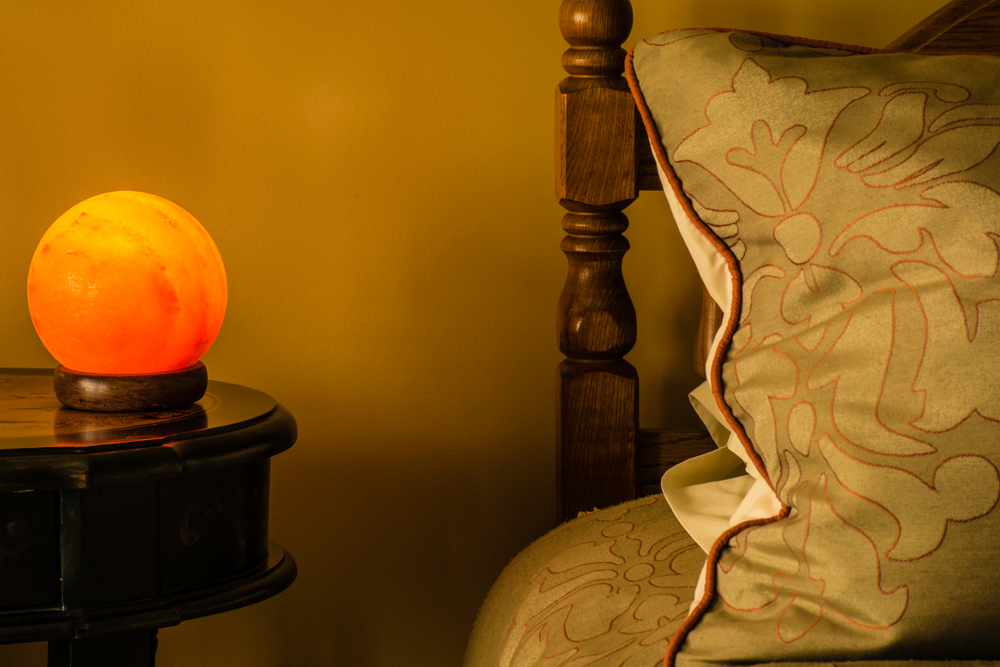 Lámpara de sal colocada en el dormitorio ya que ayuda con las alergias.
