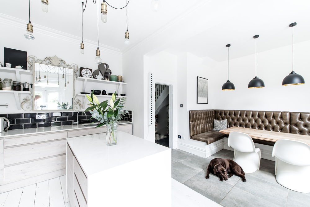 Mobiliario con líneas rectas.