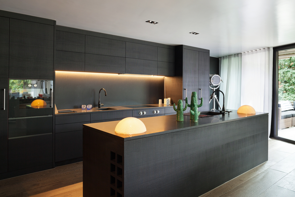 Cocina con muebles de madera negra.