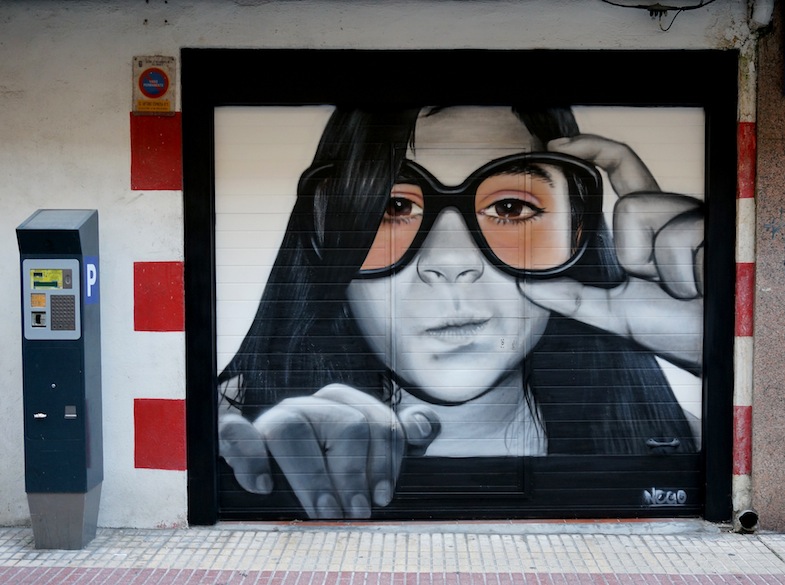 Puerta de garaje pintada en el barrio del Oeste en Salamanca.