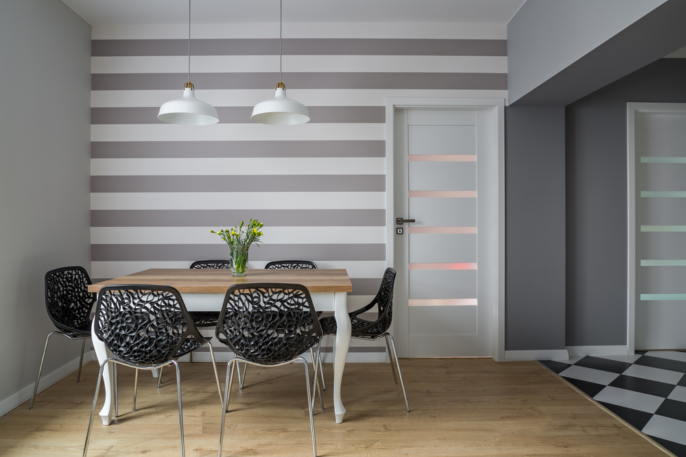 Rayas horizontales en la pared de una cocina.