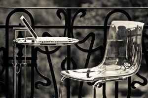 Sillas de metacrilato: una forma elegante de ganar espacio