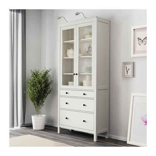 Vitrina Hemnes de IKEA.