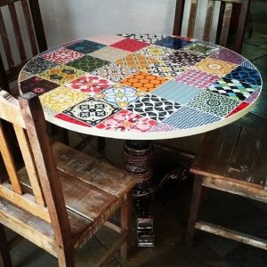 ¿Cómo decorar una mesa con baldosas hidráulicas?