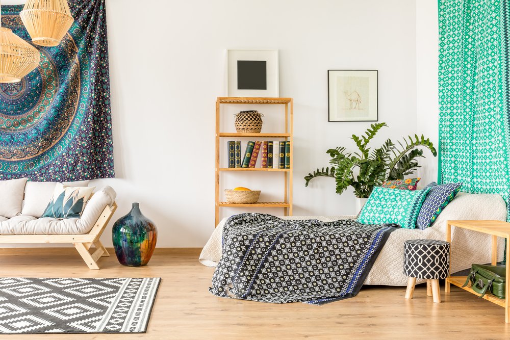 Dormitorio bohemio con mandalas.