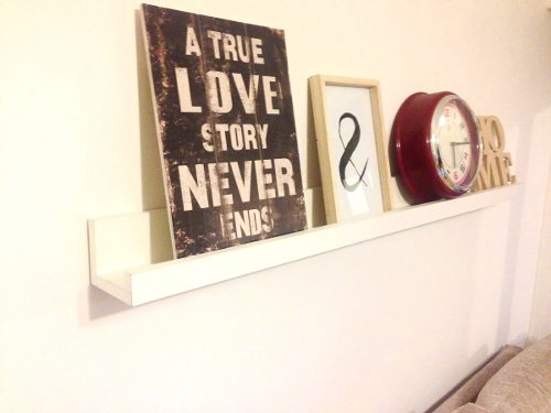 Estante colgante para cuadros.