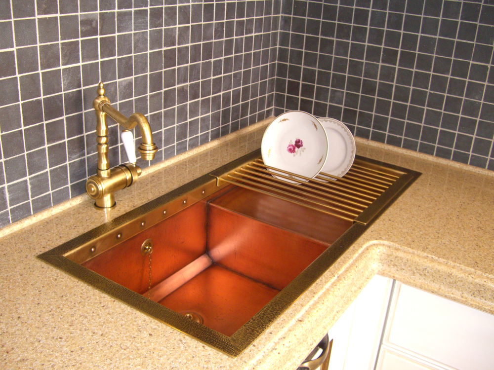 Fregadero de acero inoxidable en dorado.