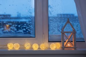 Cómo usar guirnaldas de luces para crear ambientes románticos
