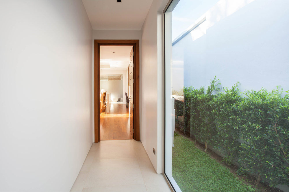 Iluminación natural mediante un ventanal en el pasillo.