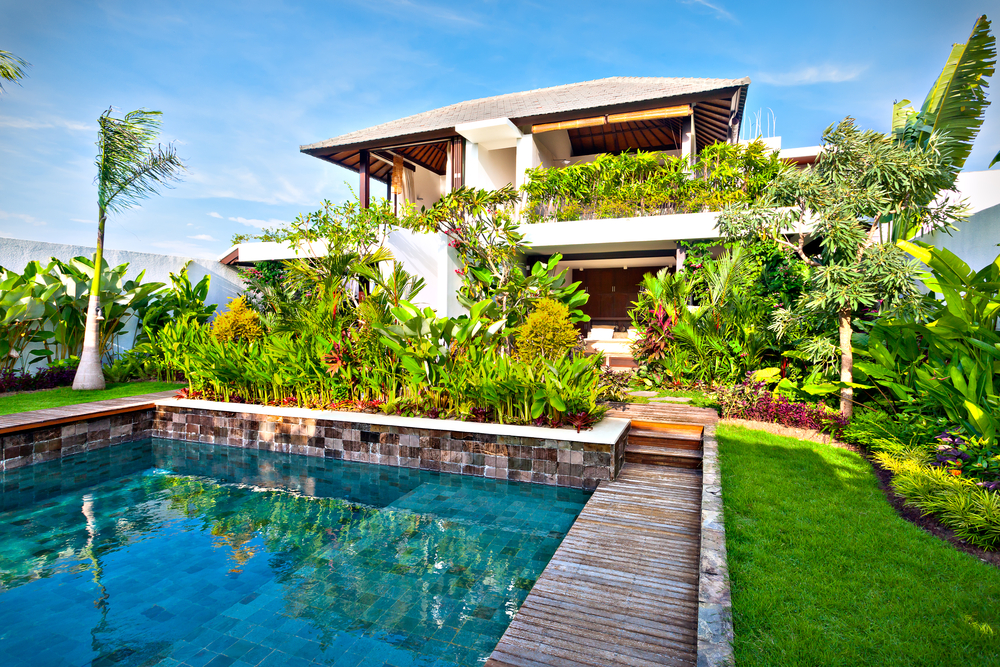 Jardín con piscina y perímetro de seguridad.
