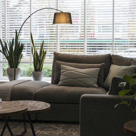 Lámpara de arco para el salón.