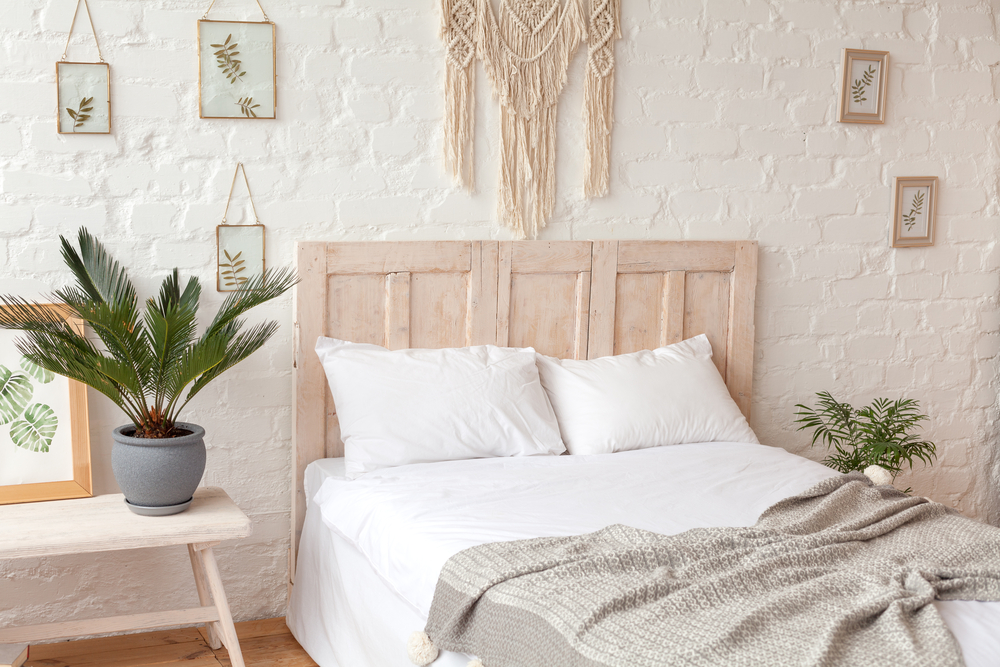 Pared de la cama decorado con macramé.