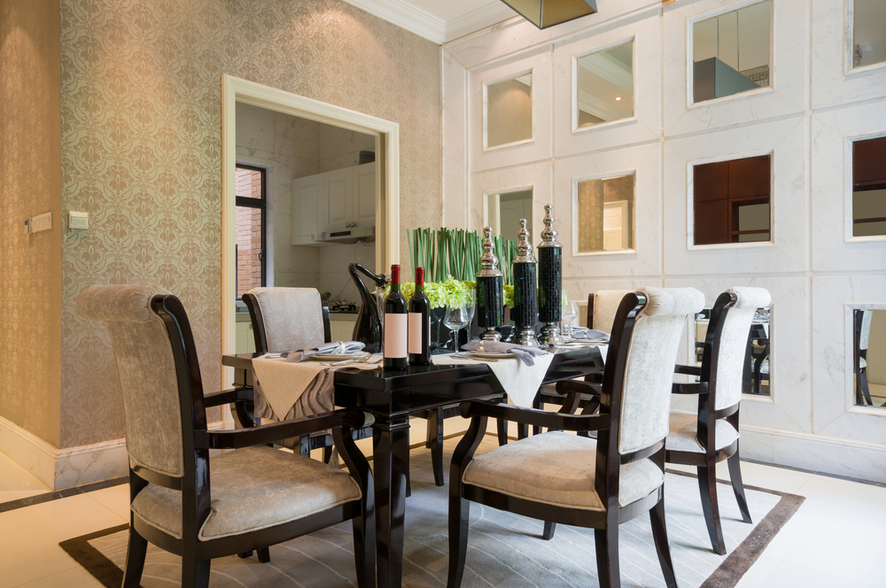 Pared de espejos en el comedor.