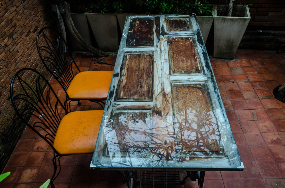 Puerta convertida en mesa.
