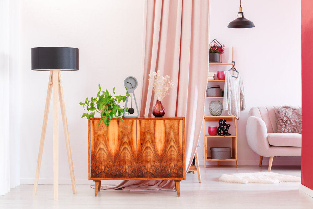 Salón en tonos rosas.