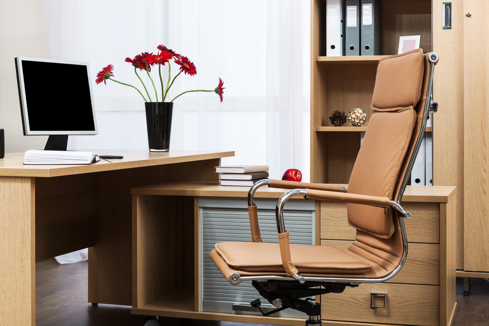 Silla con reposabrazos.