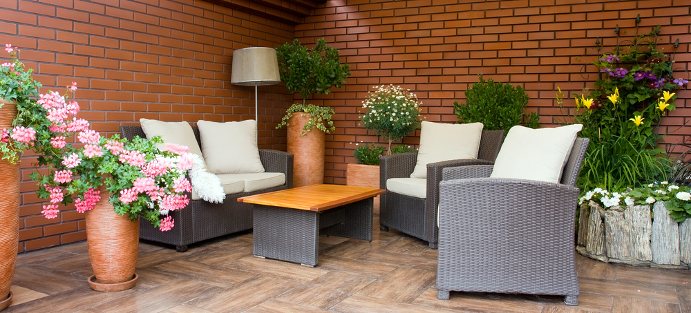 Terraza bohemia decorada con plantas.