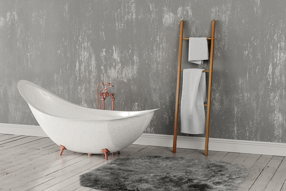 Toallero hecho con una escalera de madera.