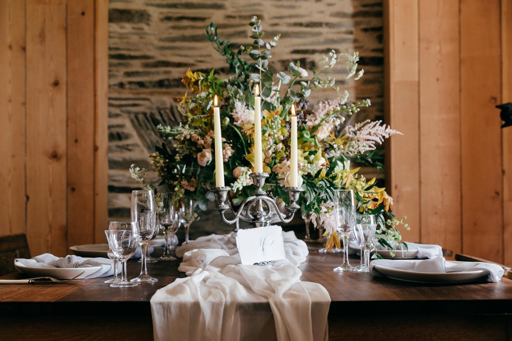 Candelabro con velas como centro de mesa.