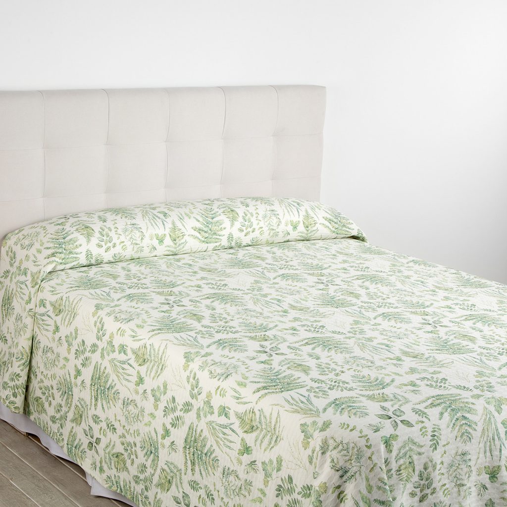 Colcha de El Corte Inglés con diseño de hojas