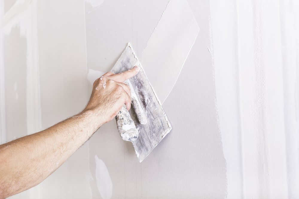 Quitar el gotelé con una espátula.