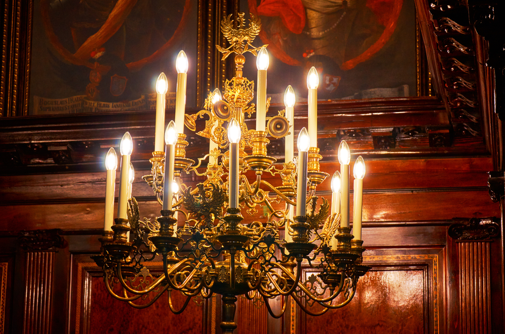 Iluminación mediante candelabros.