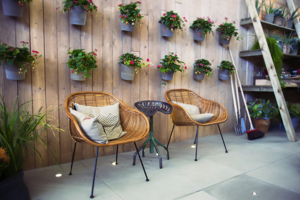 Mobiliario de un patio interior.