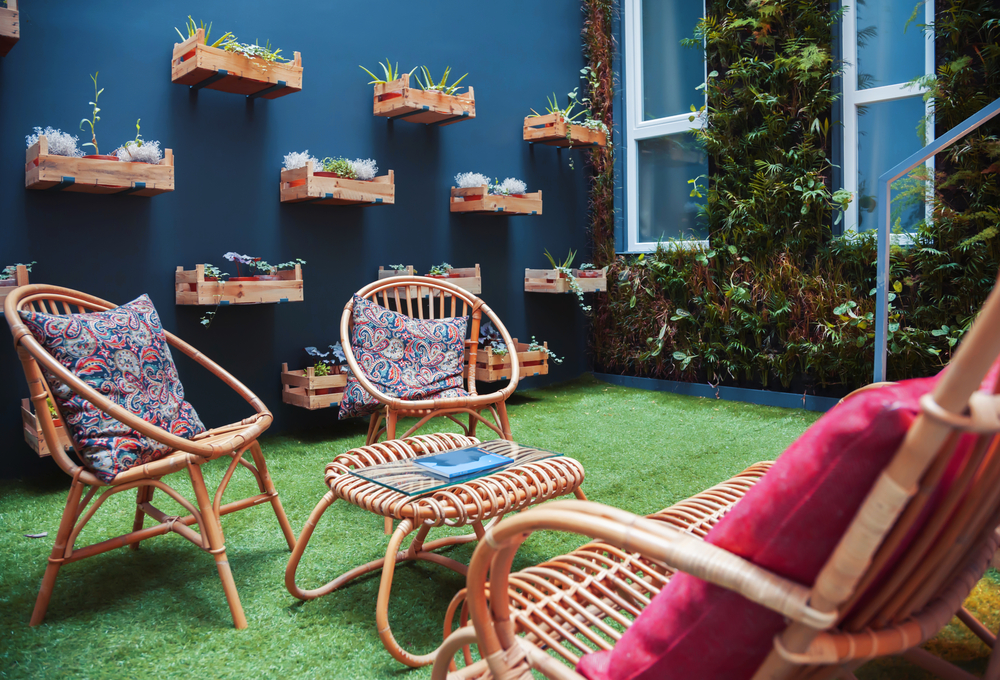 Los colores de un patio interior pequeño.