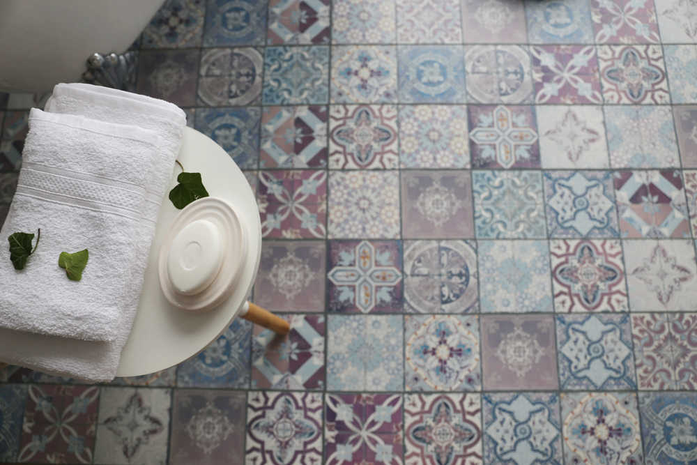 Pintura sintética para azulejos.