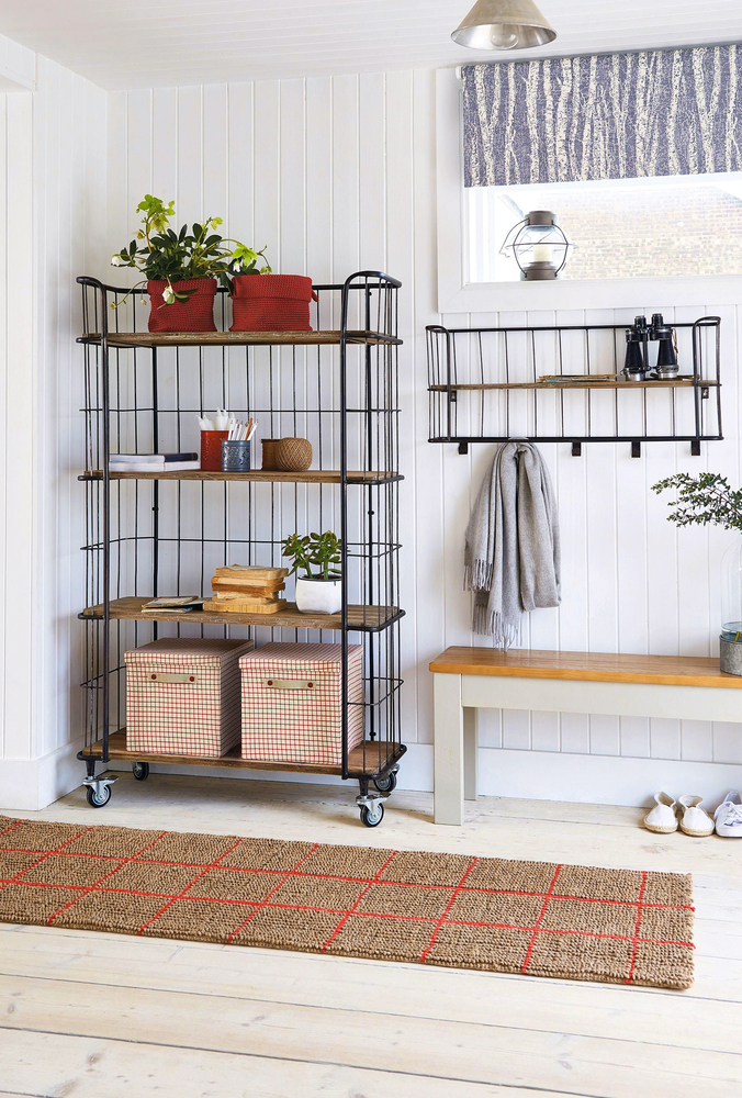 Entrada de casa con mueble de almacenaje