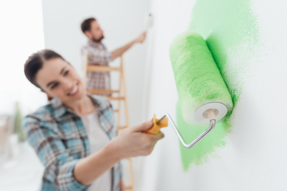 pareja pintando pared