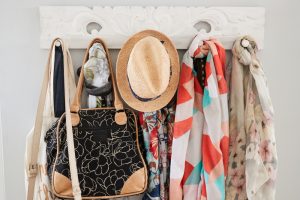 Cómo hacer un perchero con objetos reciclados