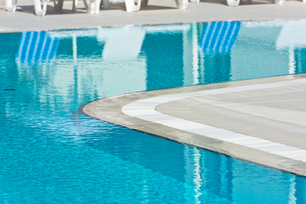 Piscina desbordante en casa.