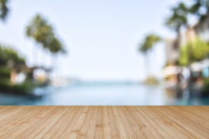 5 maneras de decorar una piscina
