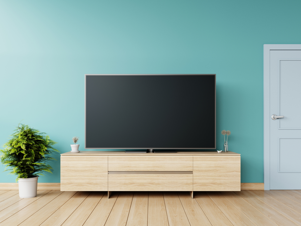 televisión pared azul