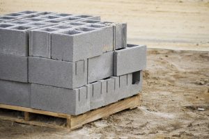 Mesita de noche con bloques de hormigón