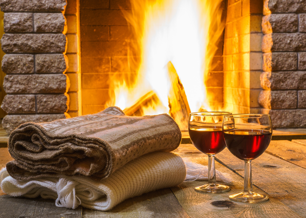 cena romántica junto a la chimenea