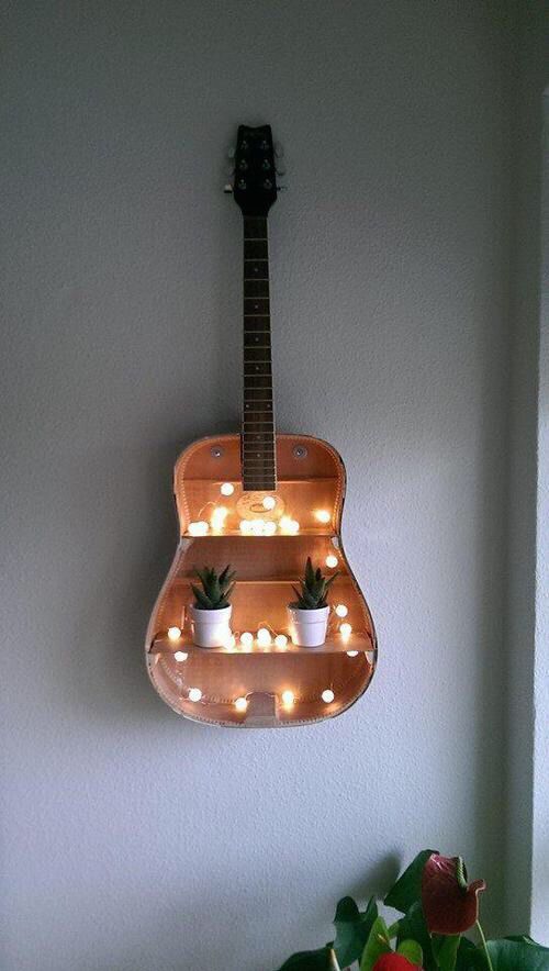 estantería con guitarra