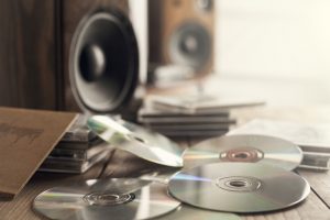 Prueba a decorar tus espejos utilizando tus antiguos CDs