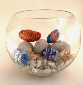 Decorar peceras con piedras en su exterior